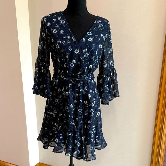 Dresses & Skirts - Altar’d State Women's Blue Floral Metallic
Stripe Mini Ruffle Dress Size Medium